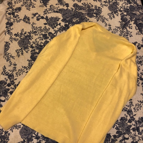 Pale Lemon Yellow Cable Knit Sweater | Medium - Picture 2 of 4